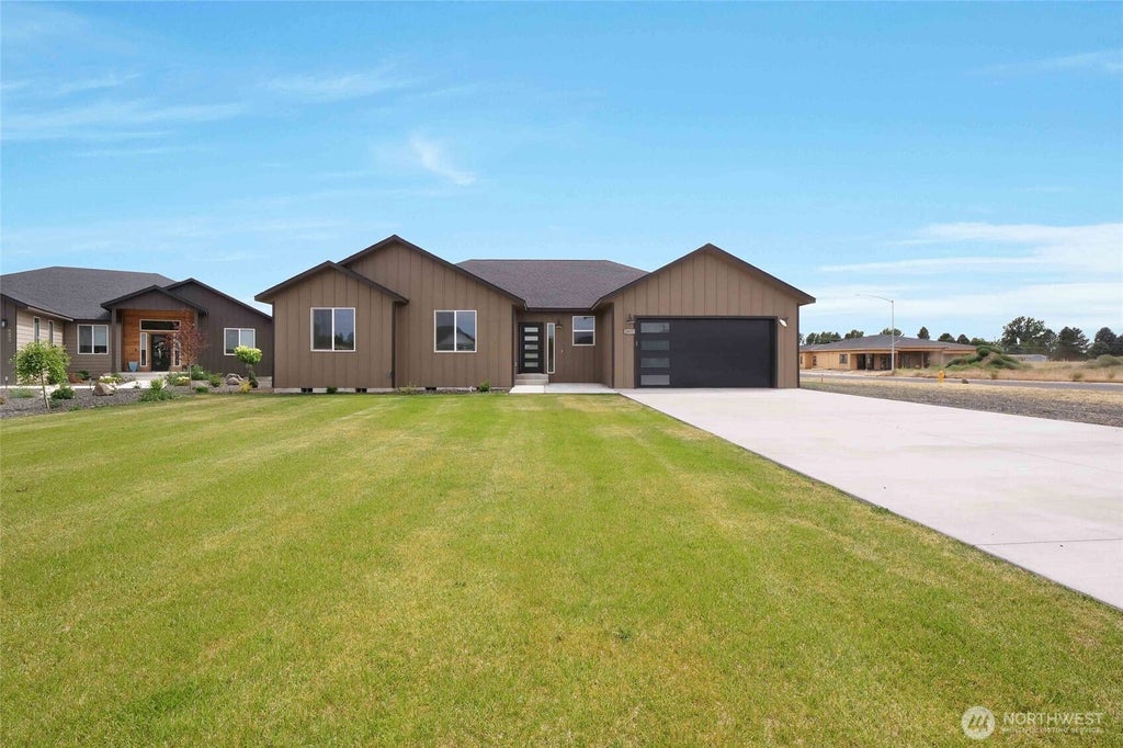Photo of 6425 Road 2.15 NE, Moses Lake, WA 98837 (MLS # 2554005)