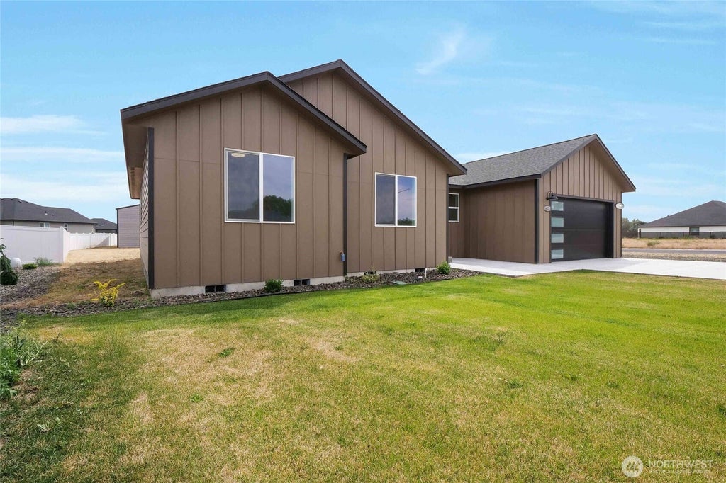 Photo of 6425 Road 2.15 NE, Moses Lake, WA 98837 (MLS # 2554005)