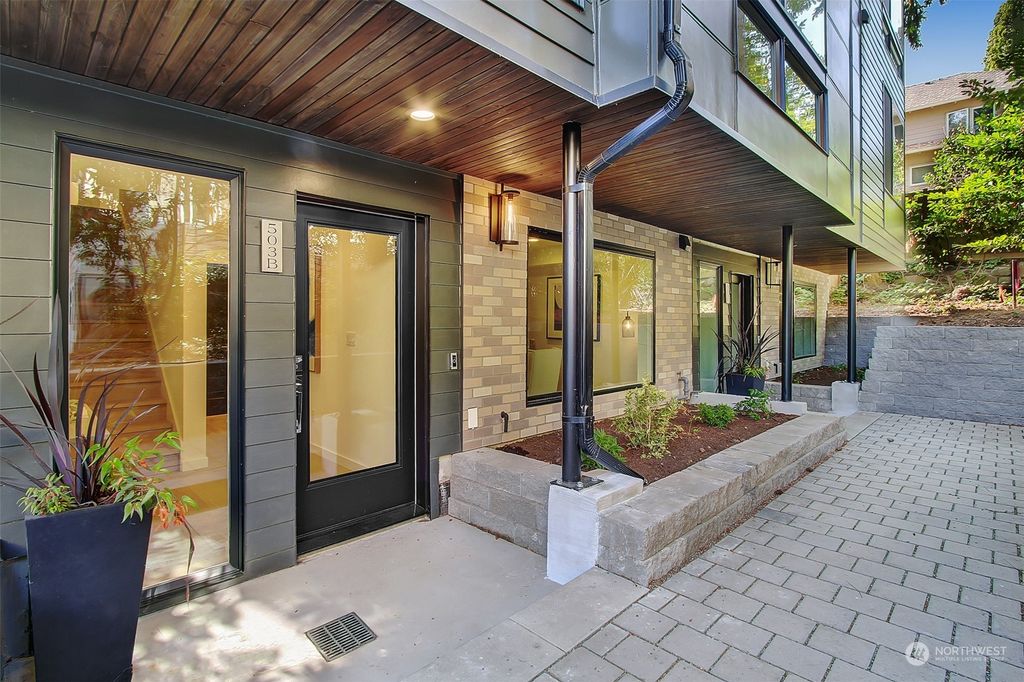 Photo of 501 B 2nd Avenue S, Kirkland, WA 98033 (MLS # 2281611)