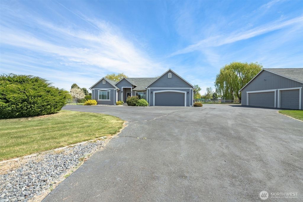 Photo of 3171 NE Snow Goose, Moses Lake, WA 98837 (MLS # 2510772)