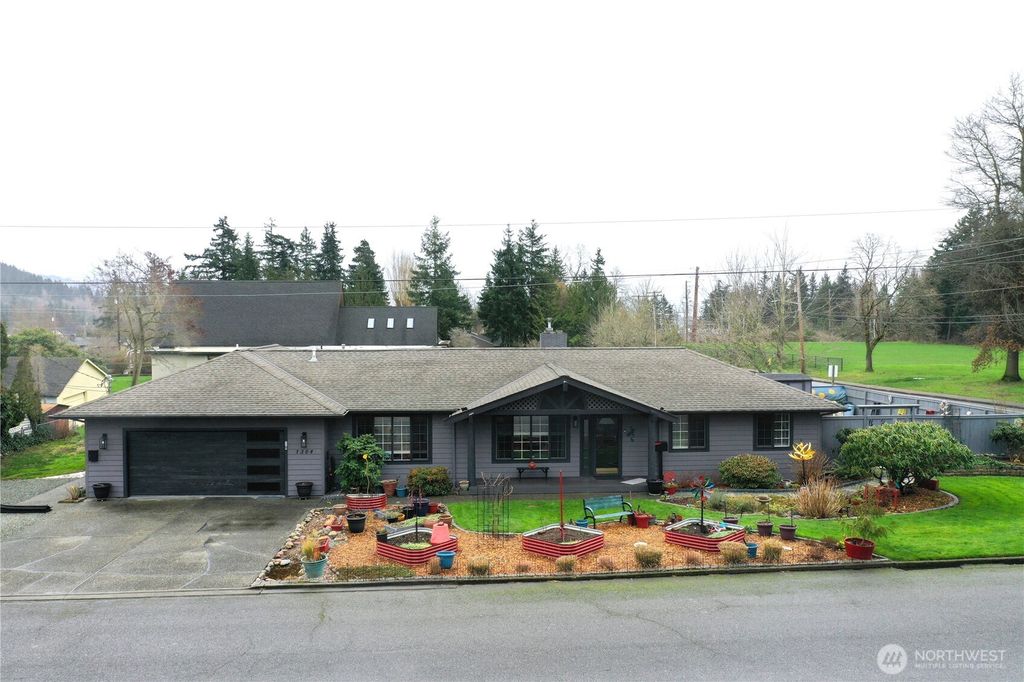 Photo of 1304 Hillcrest Parkway, Mount Vernon, WA 98274 (MLS # 2475822)