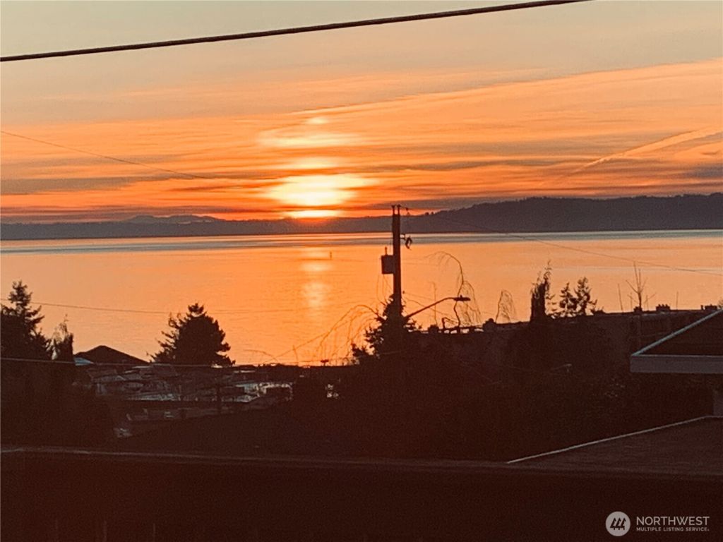Photo of 924 S 226th Place, Des Moines, WA 98198 (MLS # 2554866)