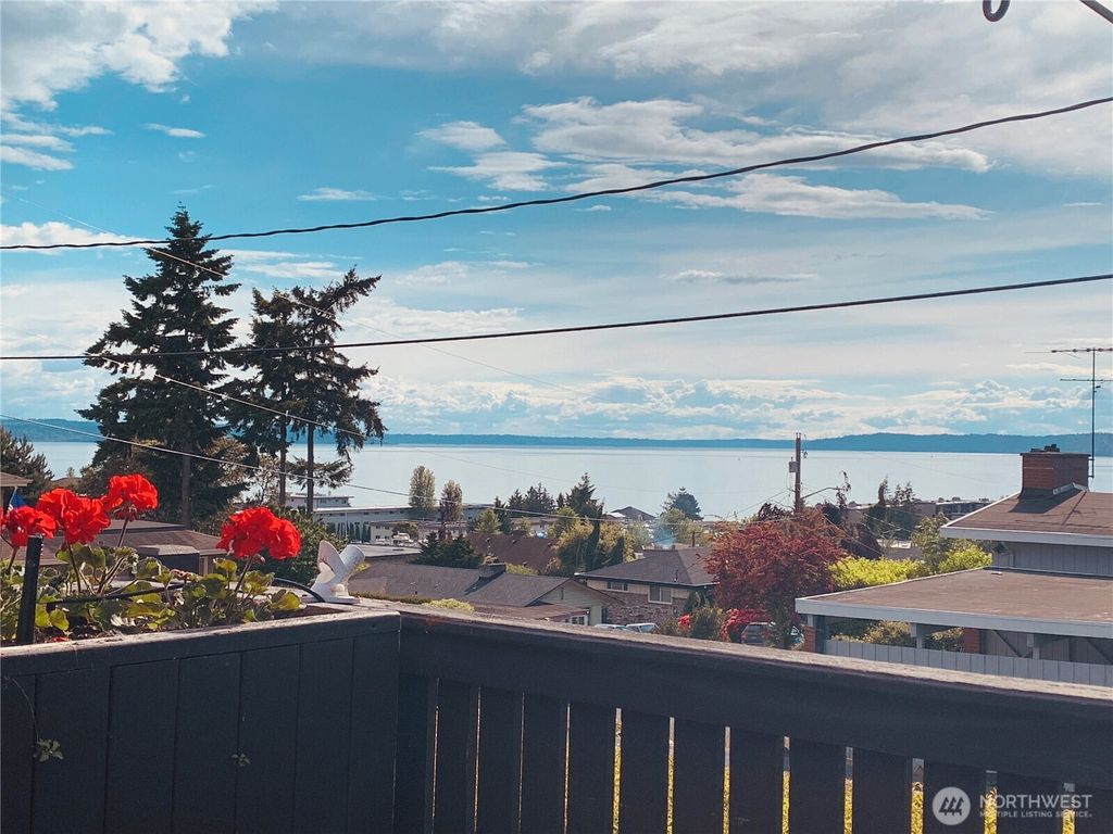 Photo of 924 S 226th Place, Des Moines, WA 98198 (MLS # 2554866)