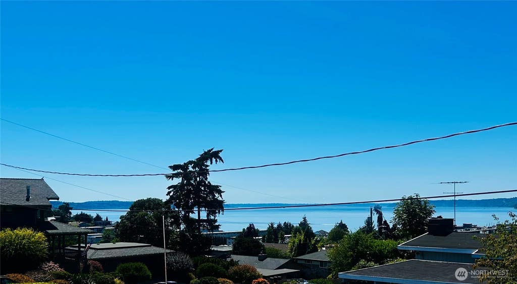 Photo of 924 S 226th Place, Des Moines, WA 98198 (MLS # 2554866)