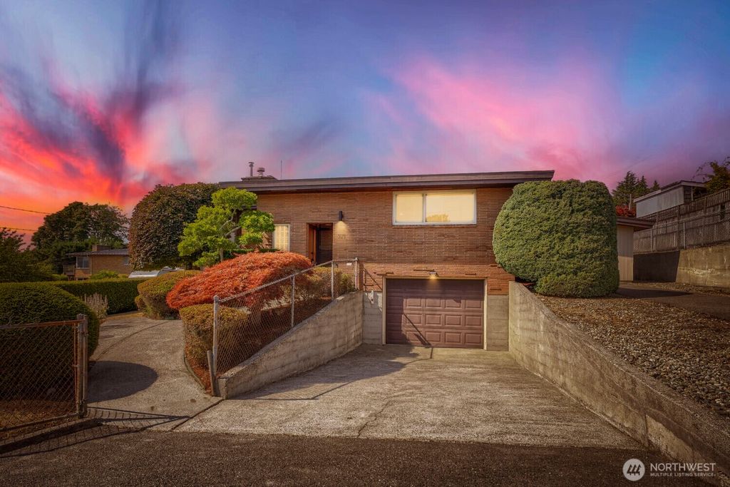 Photo of 924 S 226th Place, Des Moines, WA 98198 (MLS # 2554866)