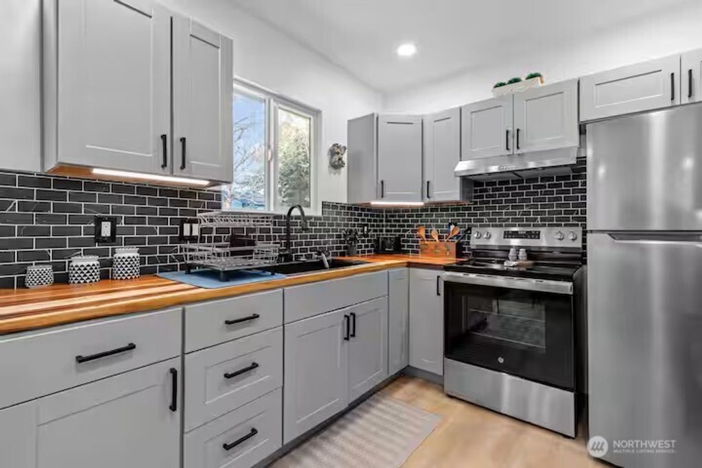 Photo of 28615 14th Avenue S, Federal Way, WA 98003 (MLS # 2484537)