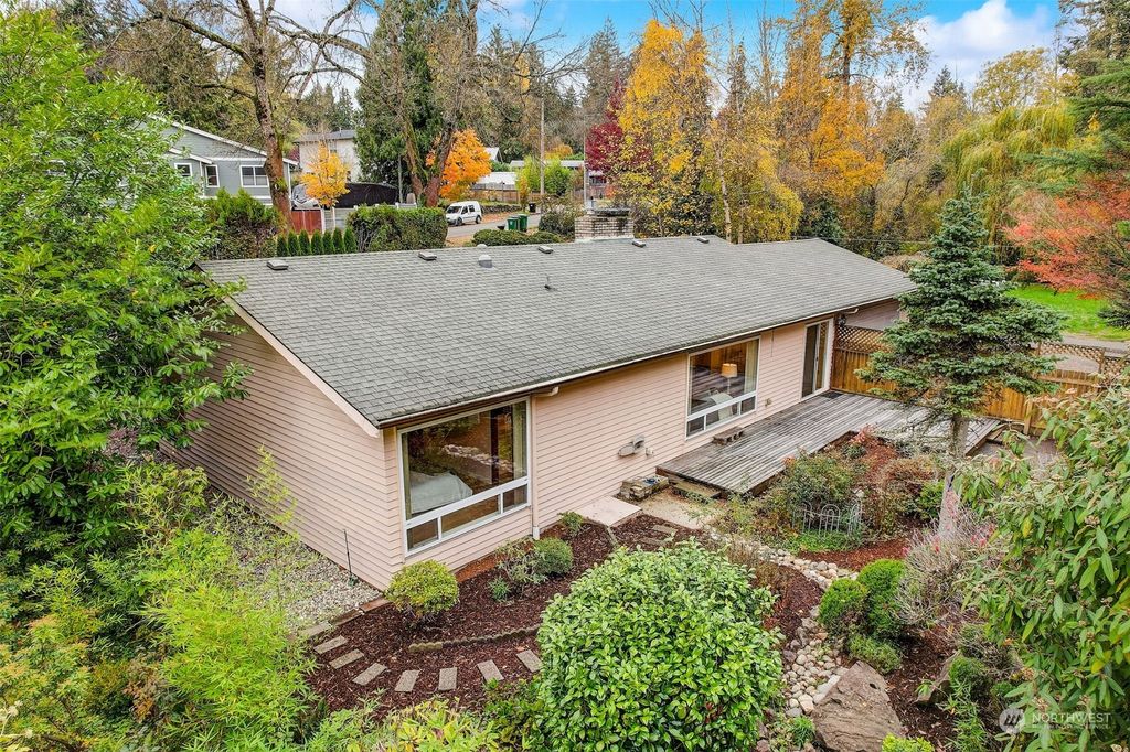 Photo of 11546 35th Avenue NE, Seattle, WA 98125 (MLS # 2179423)