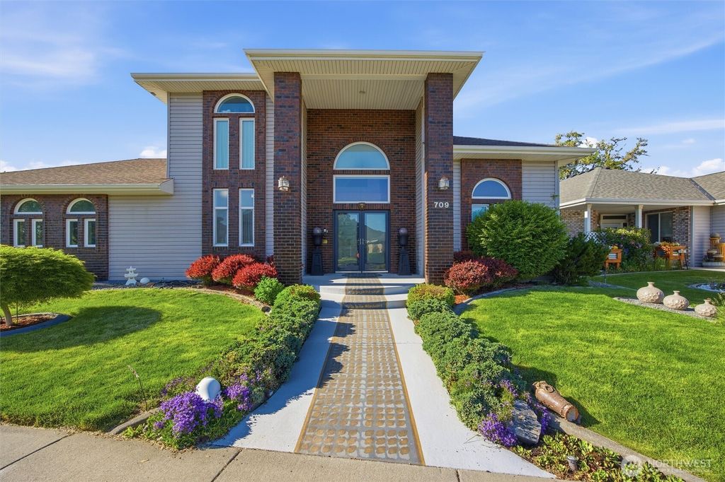 Photo of 709 SE Songbird Lane, College Place, WA 99324 (MLS # 2524162)