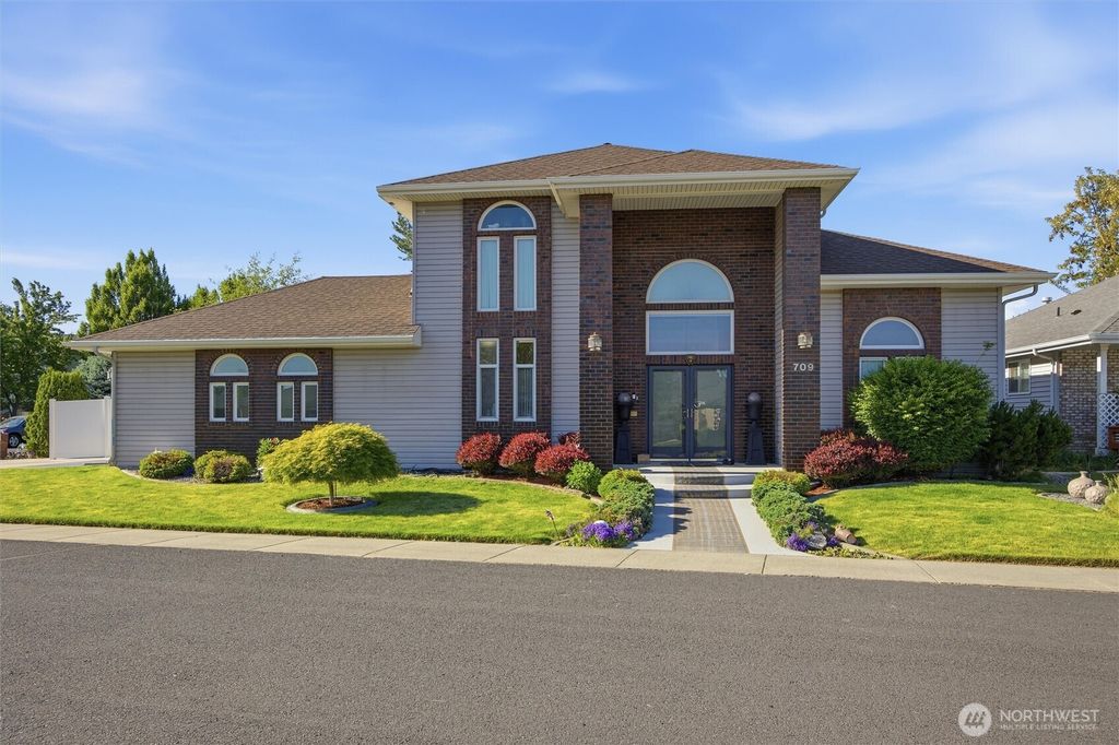 Photo of 709 SE Songbird Lane, College Place, WA 99324 (MLS # 2524162)
