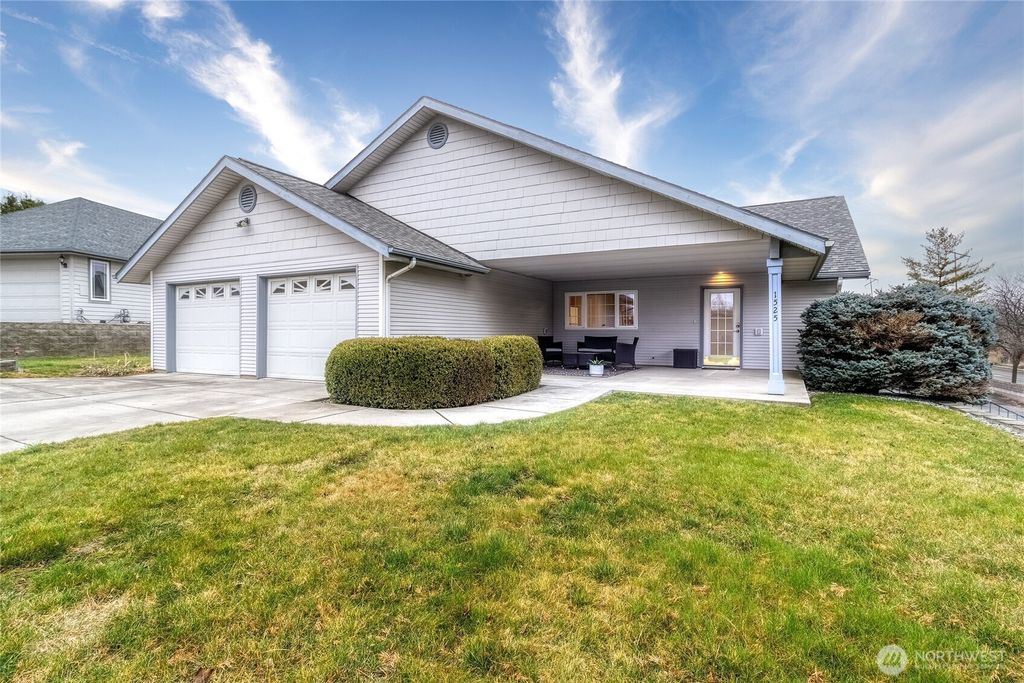 Photo of 1525 SE Valley View Terrace, College Place, WA 99324 (MLS # 2478473)