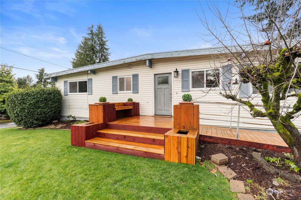 Photo of 404 S 305th Street, Federal Way, WA 98003 (MLS # 2193576)