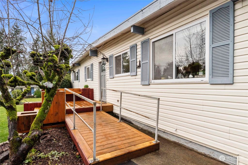 Photo of 404 S 305th Street, Federal Way, WA 98003 (MLS # 2193576)