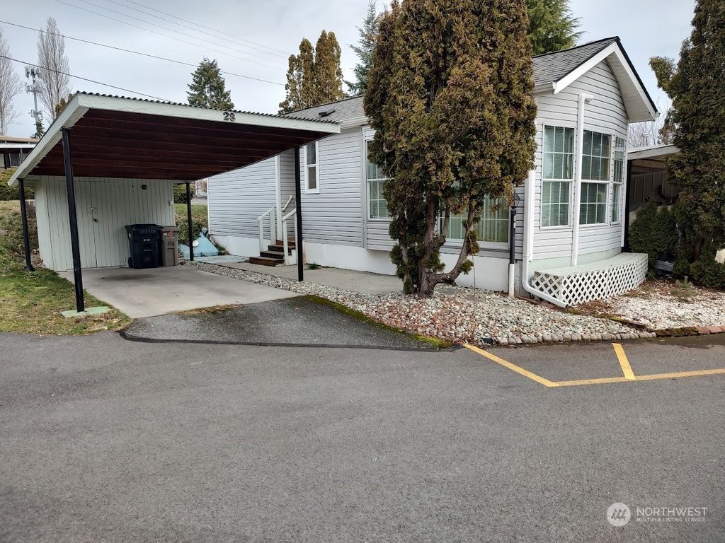 Photo of 14322 Admiralty Way #28, Lynnwood, WA 98087 (MLS # 2043957)