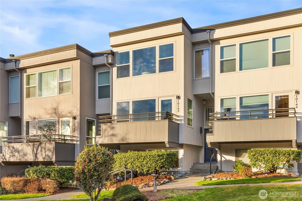 Photo of 10142 NE 63rd Street, Kirkland, WA 98033 (MLS # 2470375)