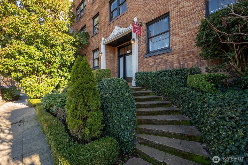 Photo of 416 Summit Avenue E, Seattle, WA 98102 (MLS # 2482505)