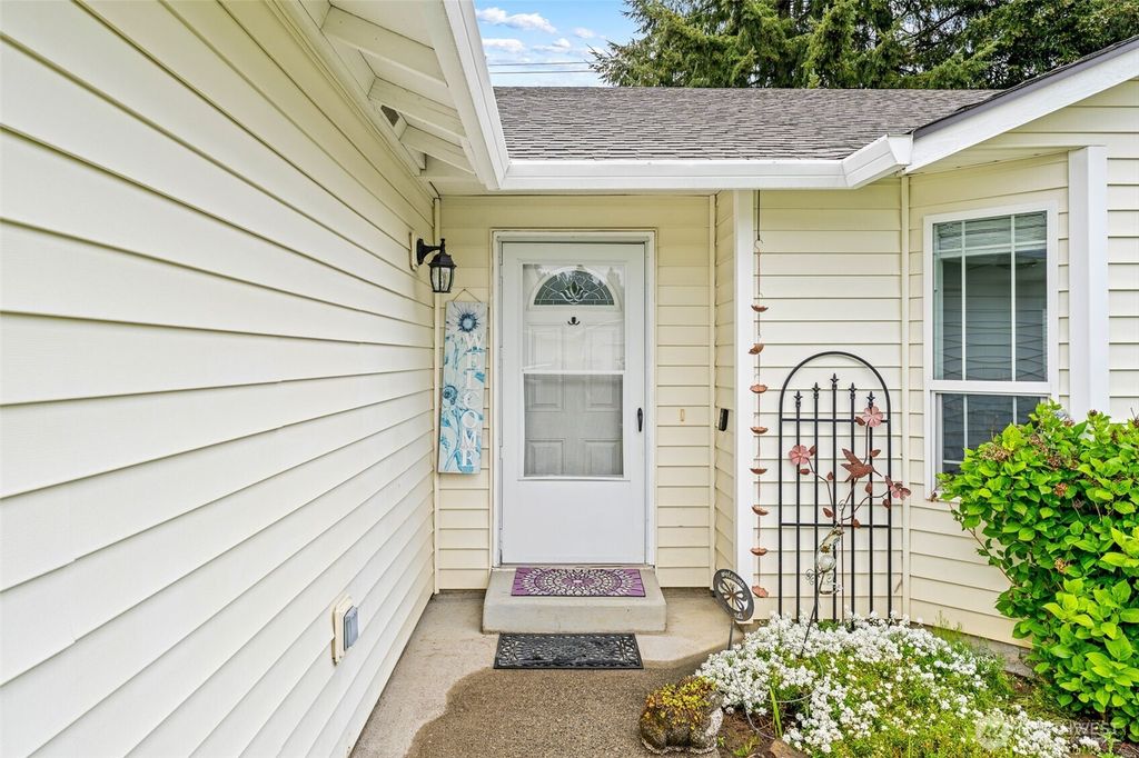 Photo of 105 Wilshire Way, Kelso, WA 98626 (MLS # 2496258)