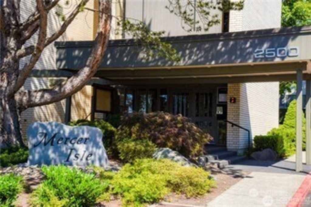 Photo of 2500 81st Avenue SE #128, Mercer Island, WA 98040 (MLS # 2455223)