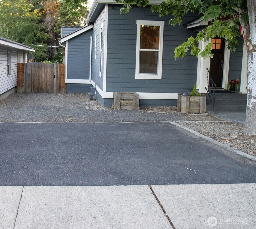 Photo of 103 N Chestnut Street, Ellensburg, WA 98926 (MLS # 2543037)