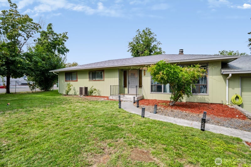 156 Warden Avenue NW