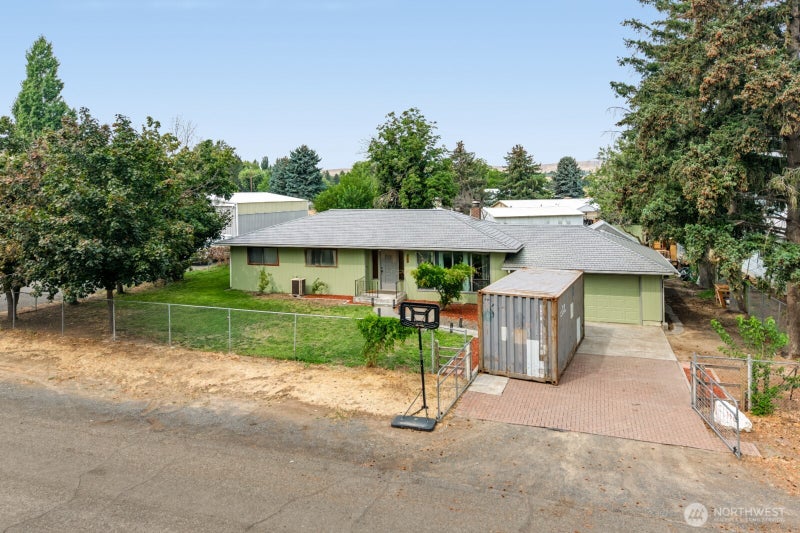 156 Warden Avenue NW