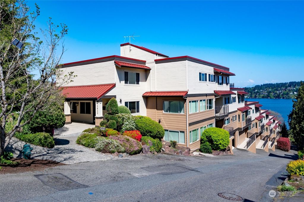 Photo of 3820 NE 155th Place #403, Lake Forest Park, WA 98155 (MLS # 2060917)