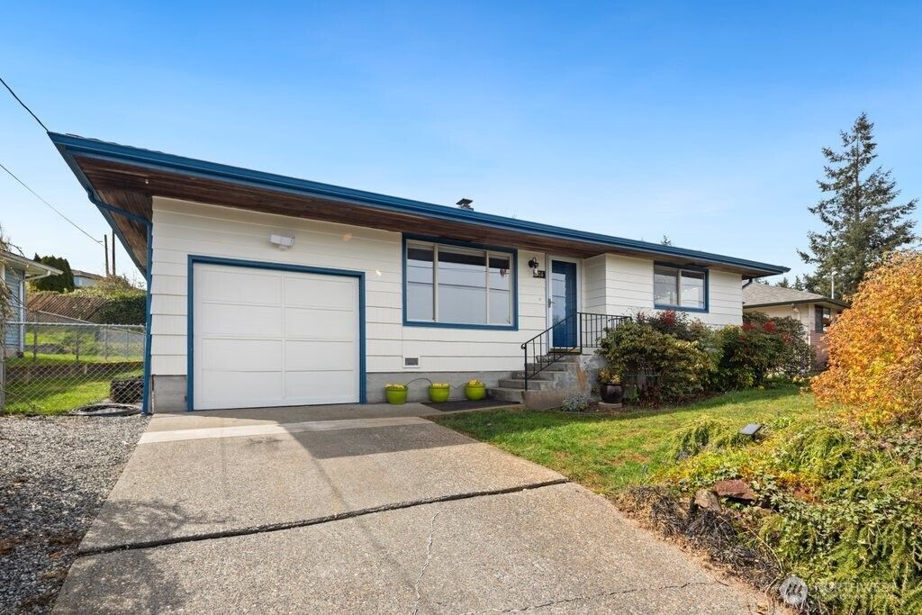 Photo of 226 Bridge Way, Everett, WA 98201 (MLS # 2502082)