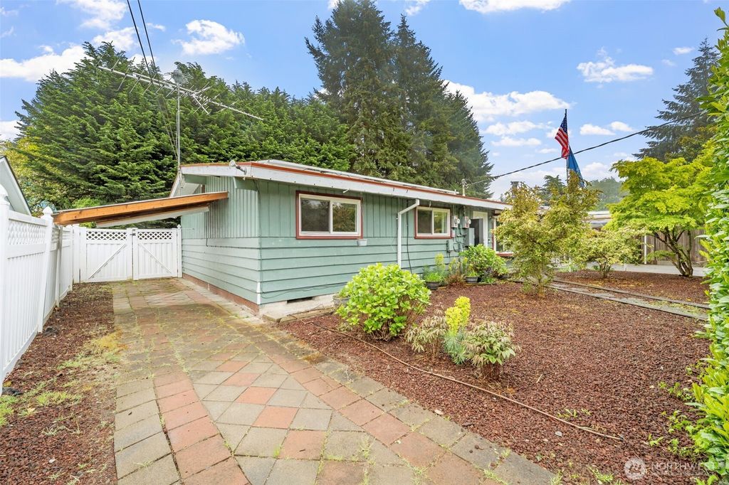 Photo of 20628 1st Avenue S, Des Moines, WA 98198 (MLS # 2368628)
