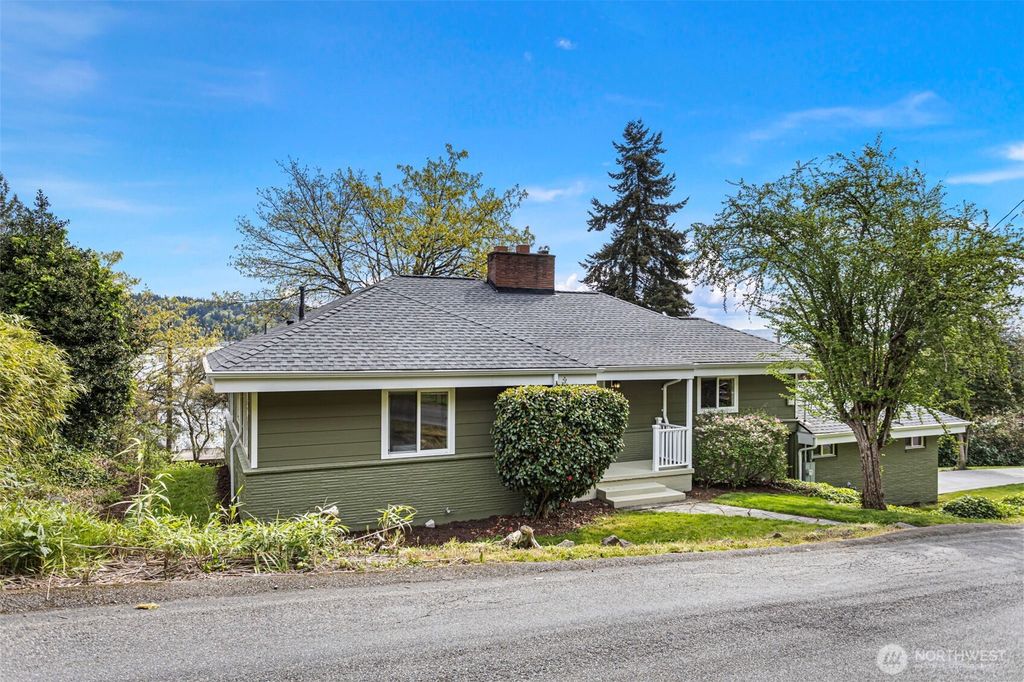 Photo of 11210 Lakeside Avenue NE, Seattle, WA 98125 (MLS # 2511456)