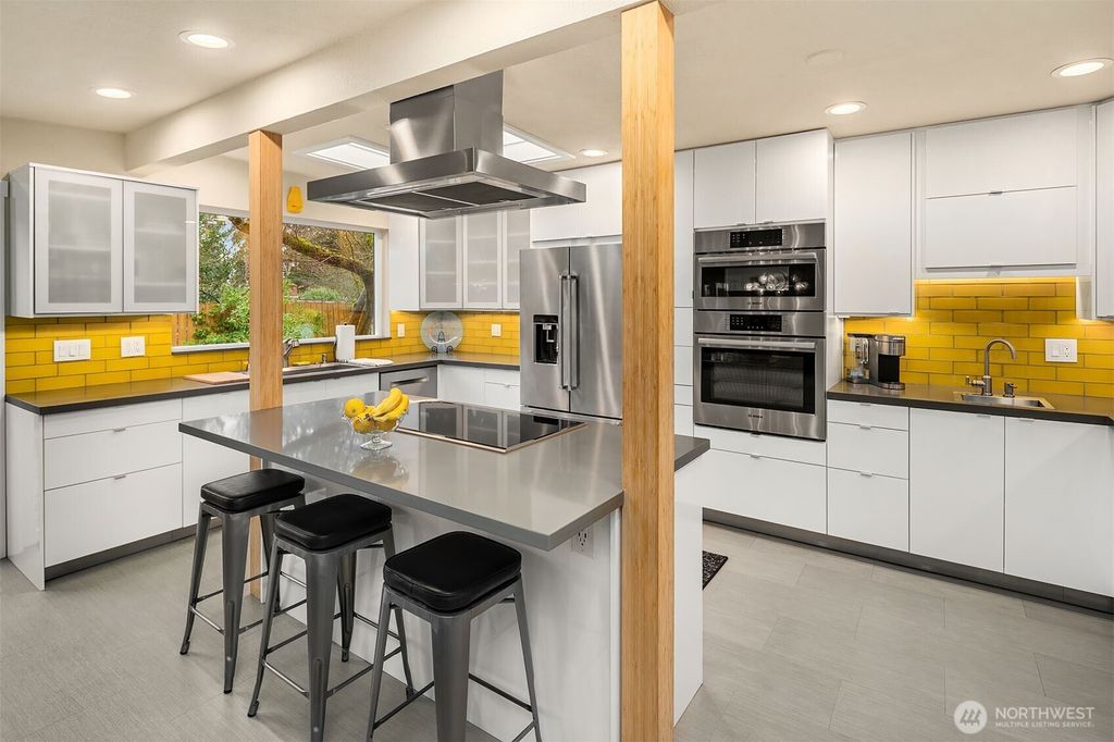 Photo of 916 164th Place NE, Bellevue, WA 98008 (MLS # 2465400)