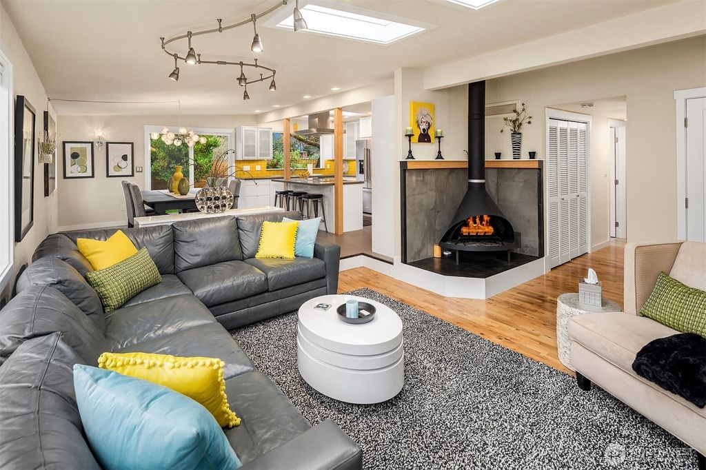 Photo of 916 164th Place NE, Bellevue, WA 98008 (MLS # 2465400)