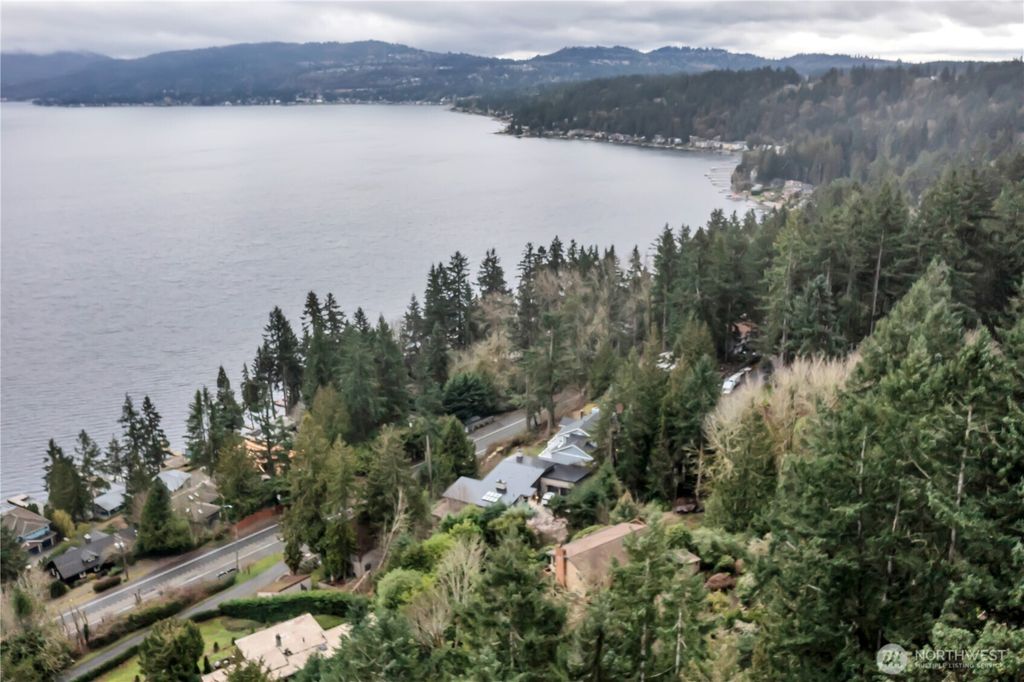 Photo of 631 W Lake Sammamish Parkway NE, Bellevue, WA 98008 (MLS # 2481513)