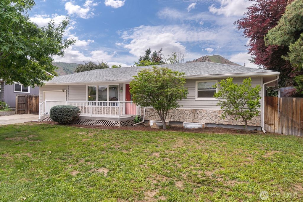 Photo of 12 S Schafer Street, Wenatchee, WA 98801 (MLS # 2525046)