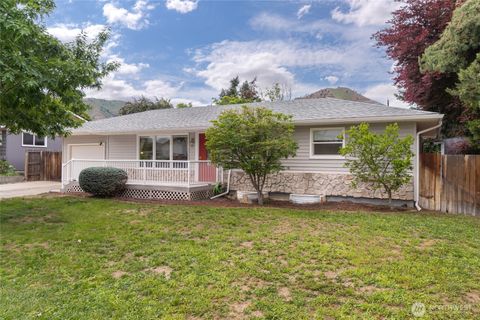 Photo of 12 S Schafer Street, Wenatchee, WA 98801 (MLS # 2525046)