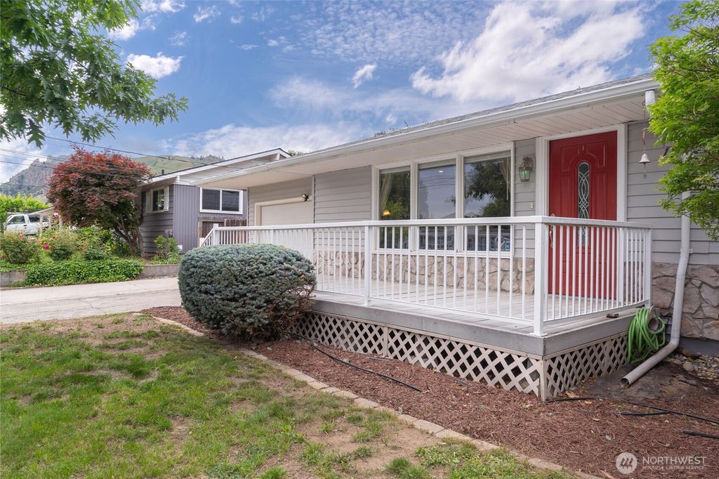 Photo of 12 S Schafer Street, Wenatchee, WA 98801 (MLS # 2525046)