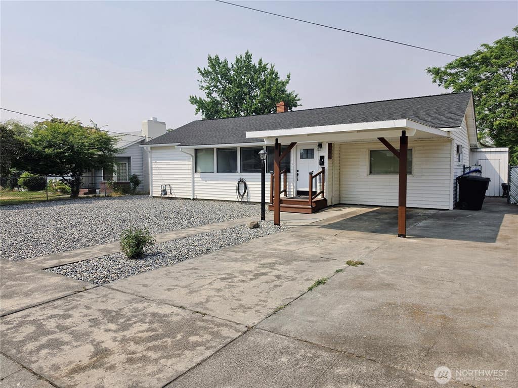 Photo of 1433 Boyer Avenue, Walla Walla, WA 99362 (MLS # 2570554)
