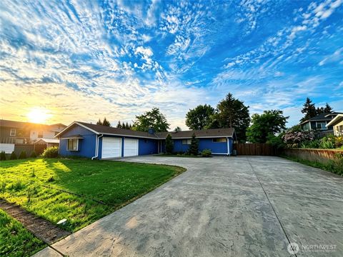 Photo of 1836 NE 16th Street, Renton, WA 98056 (MLS # 2522342)