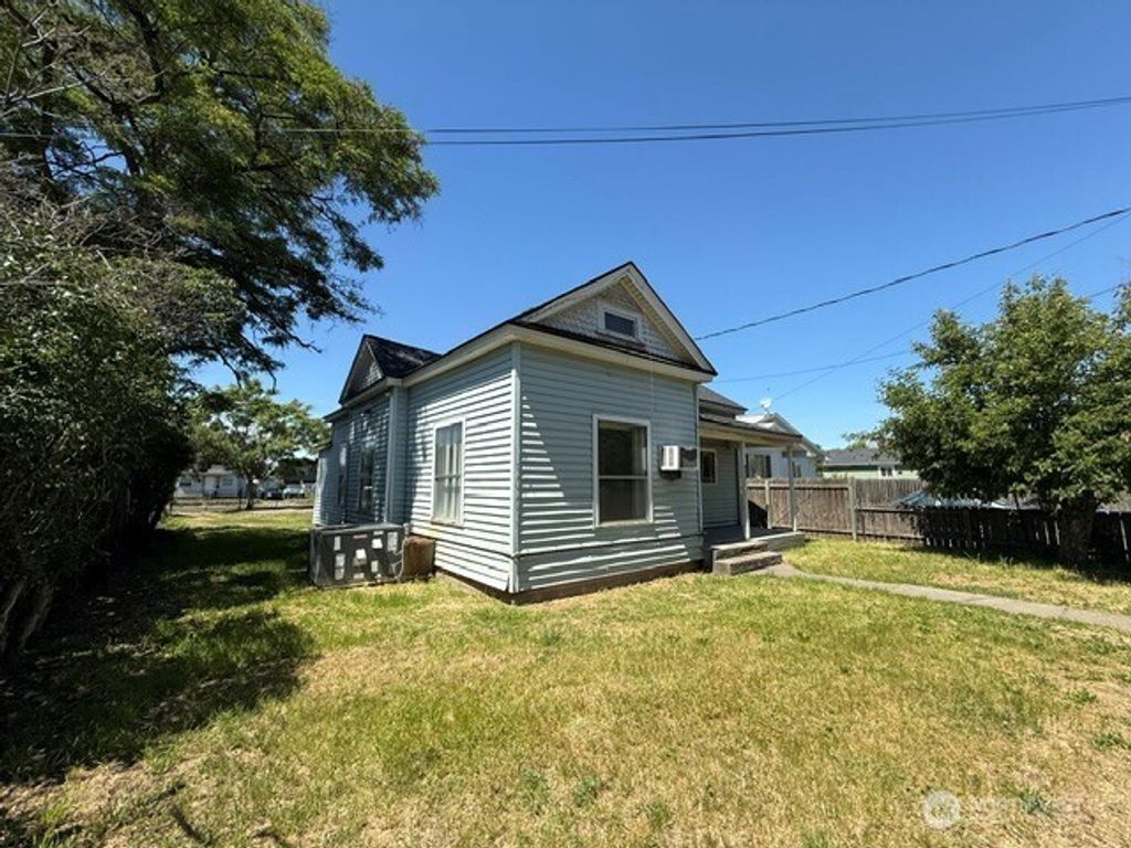 Photo of 432 S 7th Avenue, Walla Walla, WA 99362 (MLS # 2523239)