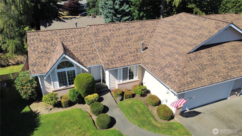4 Lakewood Oaks Drive