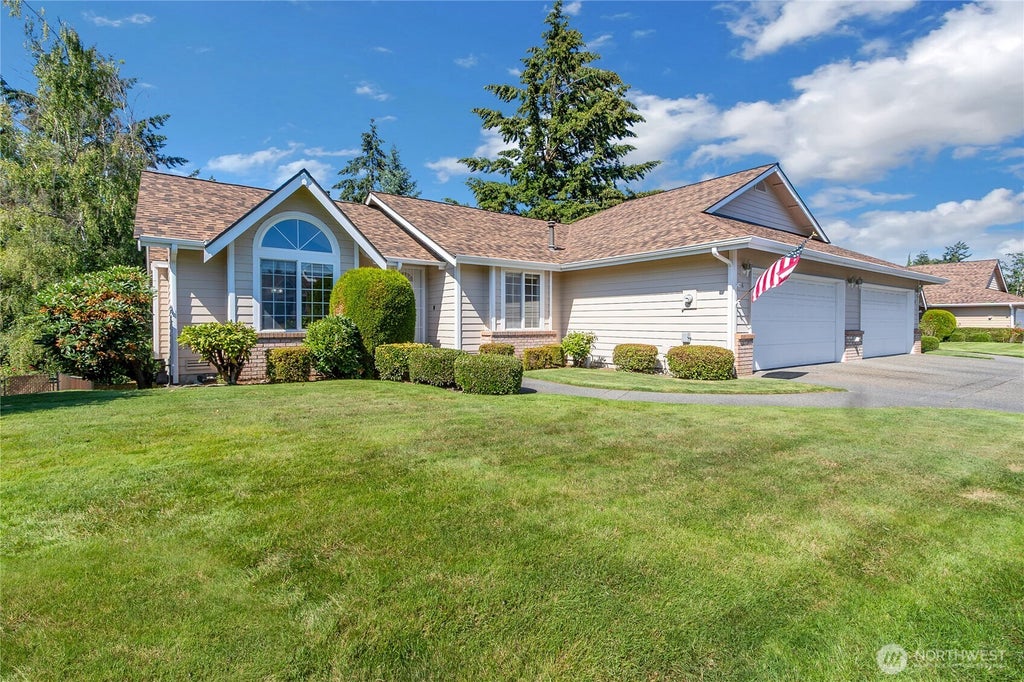 Photo of 4 Lakewood Oaks Drive, Lakewood, WA 98499 (MLS # 2546860)