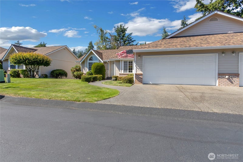 4 Lakewood Oaks Drive