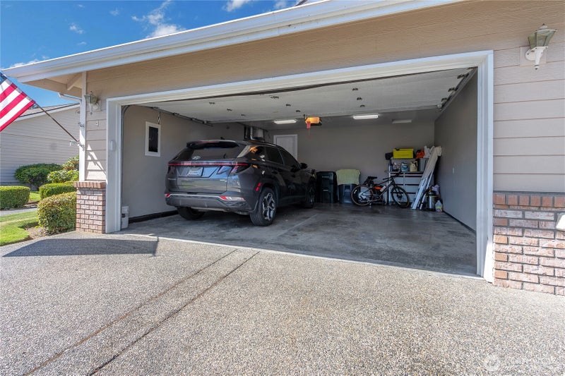 4 Lakewood Oaks Drive