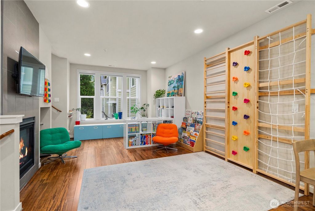 Photo of 23000 NE 8th St #E5, Sammamish, WA 98074 (MLS # 2444796)