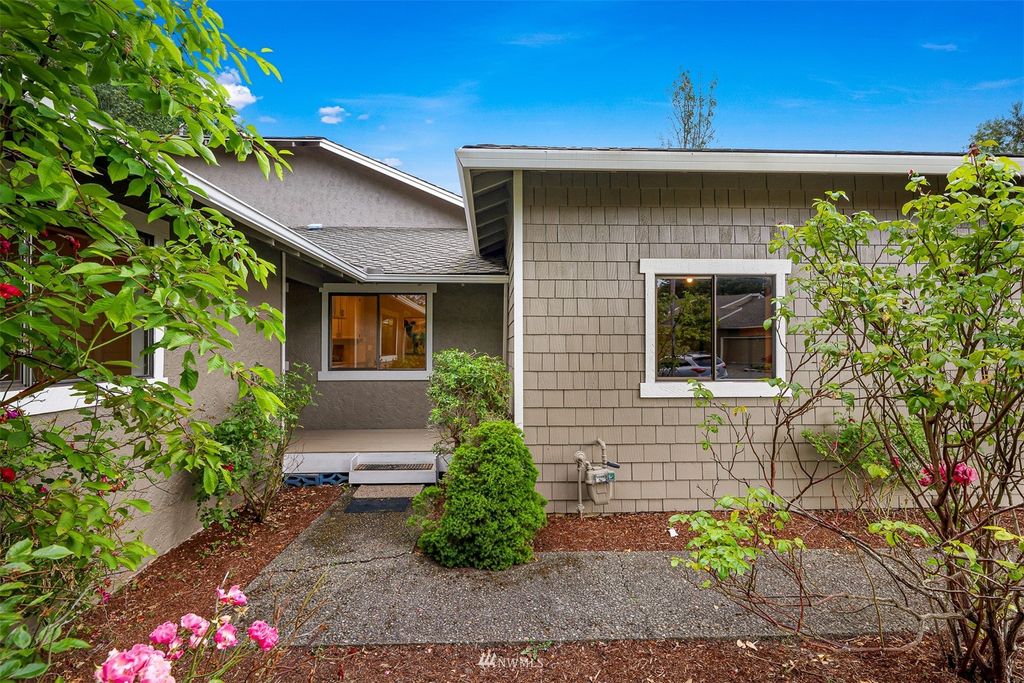 Photo of 2628 174th Avenue NE, Redmond, WA 98052 (MLS # 1963784)