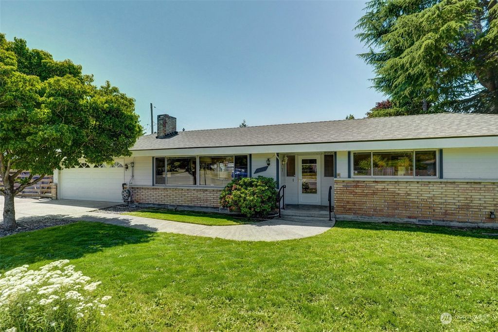 Photo of 2309 Edmonds Avenue NE, Renton, WA 98056 (MLS # 2135224)