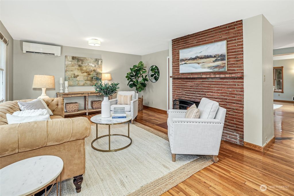 Photo of 4063 NE 87th Street, Seattle, WA 98115 (MLS # 2189302)