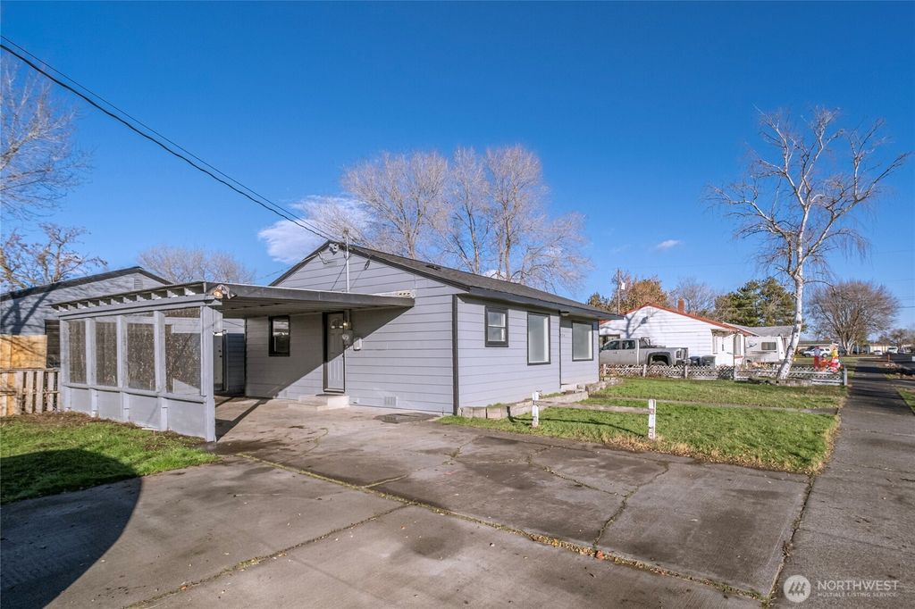 Photo of 1820 W Lakeside Drive Dr, Moses Lake, WA 98837 (MLS # 2458601)