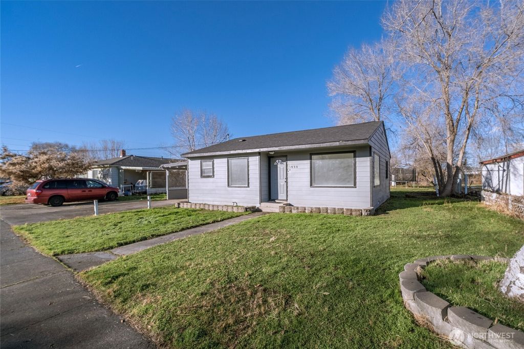 Photo of 1820 W Lakeside Drive Dr, Moses Lake, WA 98837 (MLS # 2458601)