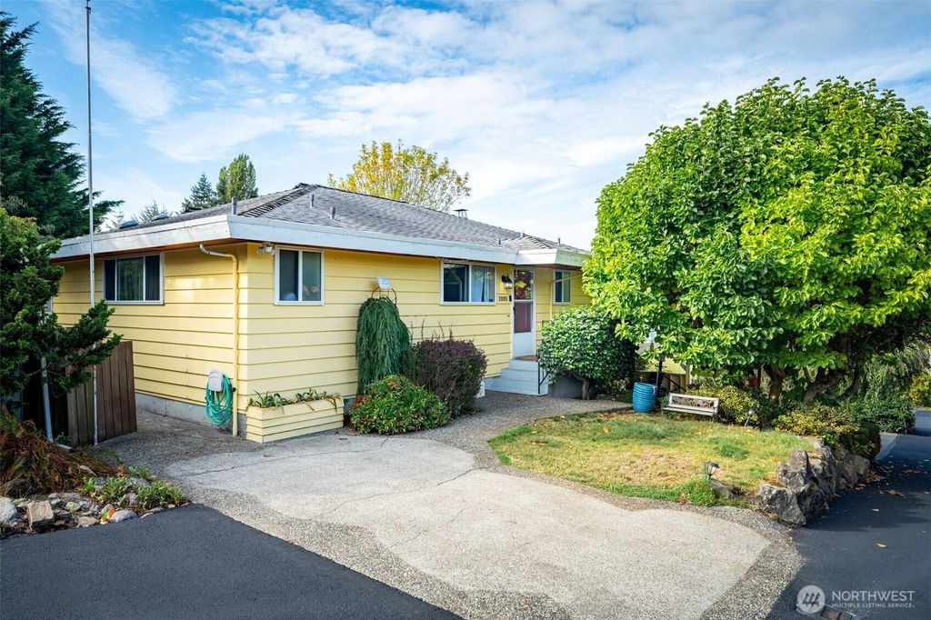Photo of 2005 SW 117th Place, Burien, WA 98146 (MLS # 2408788)