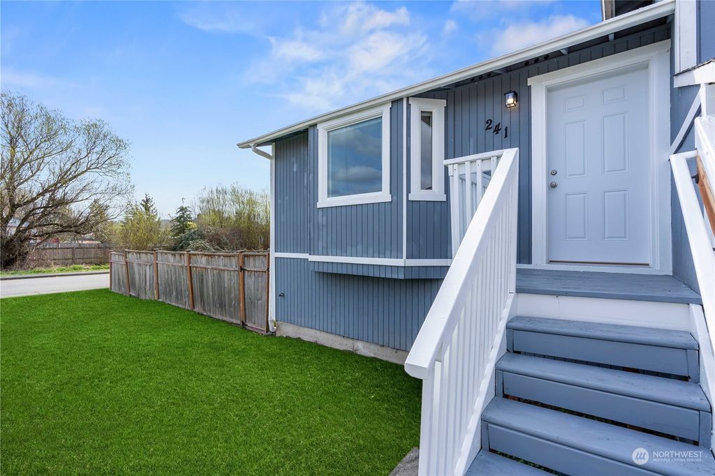 Photo of 241 Valley View Drive, Pacific, WA 98047 (MLS # 2049087)