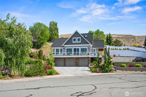 Photo of 719 19th Street NE, East Wenatchee, WA 98802 (MLS # 2376827)